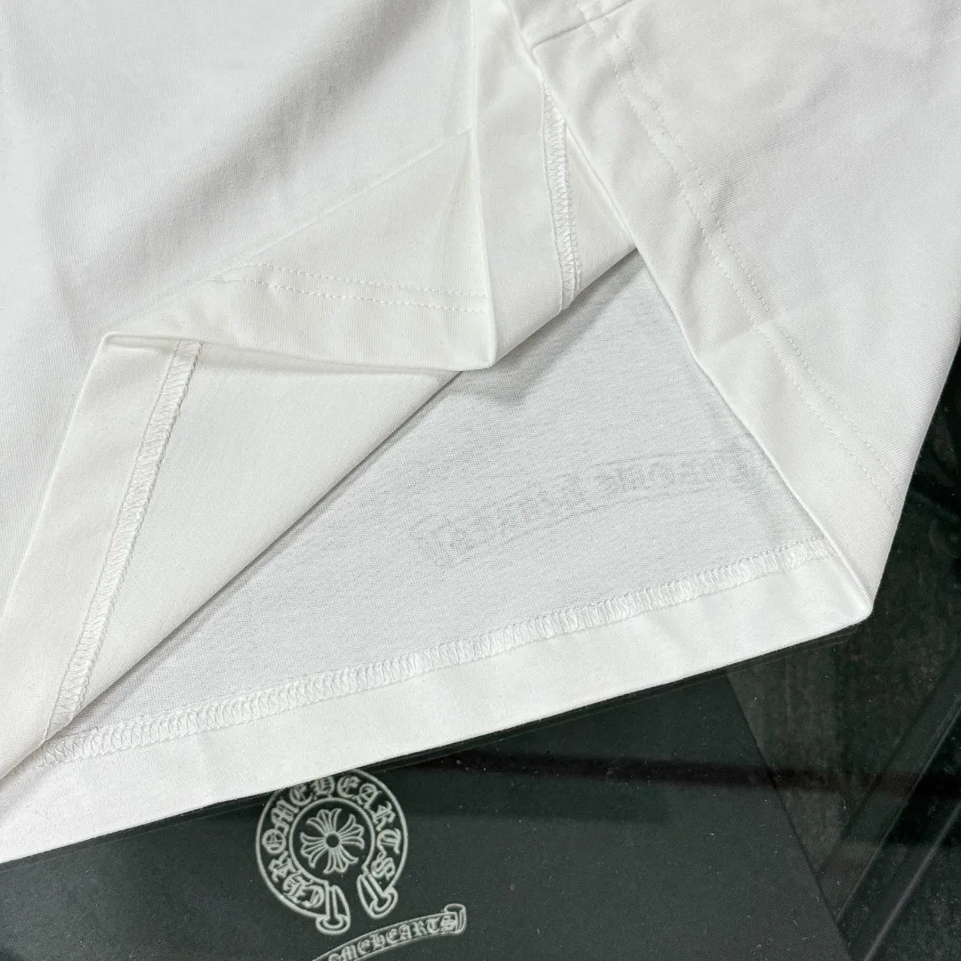 P170 Chrome Hearts 25 high-end versions. The fabric is made of 300 grams of high-density pure cotton. It does not deform or shrink. It has three labels. It is the same style for men and women. Technology: suede foaming + digital printing. Color: white, black. SIZE: S-XL.